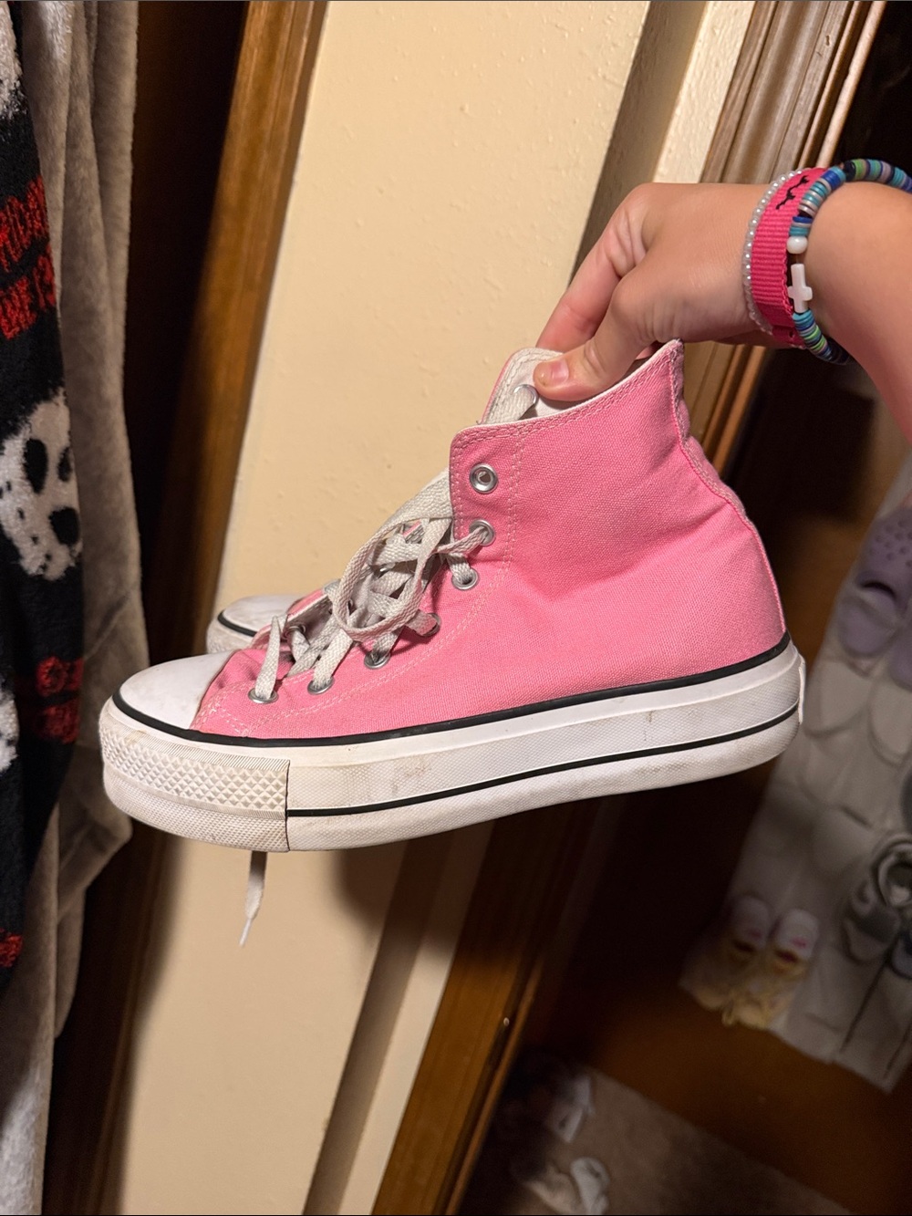 Woman’s platform pink converse